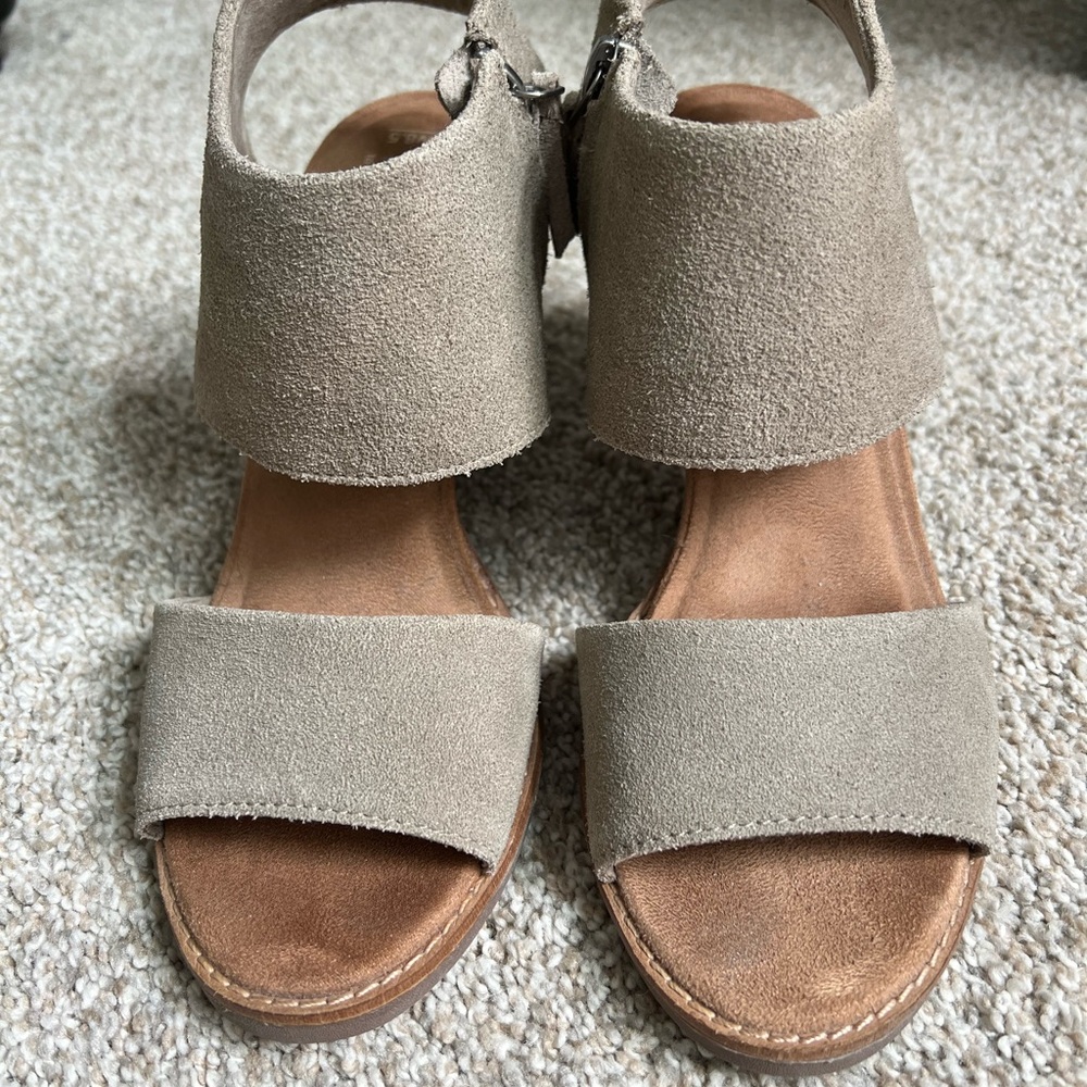 Toms Tan Sandals Minimalist Suede Comfort -LIKE NEW NEVER WORN
